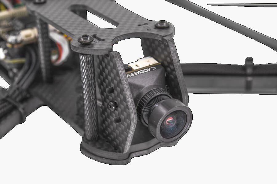 Câmera FPV analógica montada em suporte inclinável na frente de um frame de drone de 5 polegadas